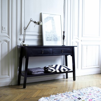 Read more about the article A charming console table made of mahogany