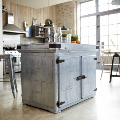 Read more about the article A kitchen island made of zinc