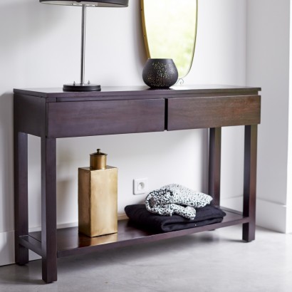 Read more about the article An elegant console table in mahogany chocolate color for a warm entry