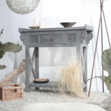 Read more about the article Adopt an indonesian style with a console table in grey mango