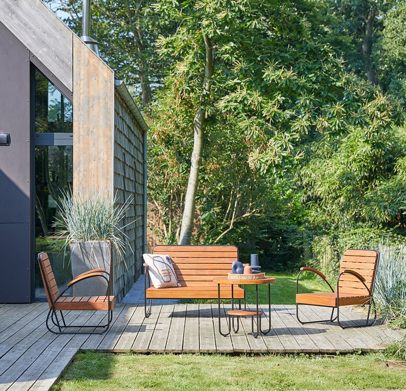 Read more about the article A hard-wearing wood and metal coffee table and chairs set for the garden