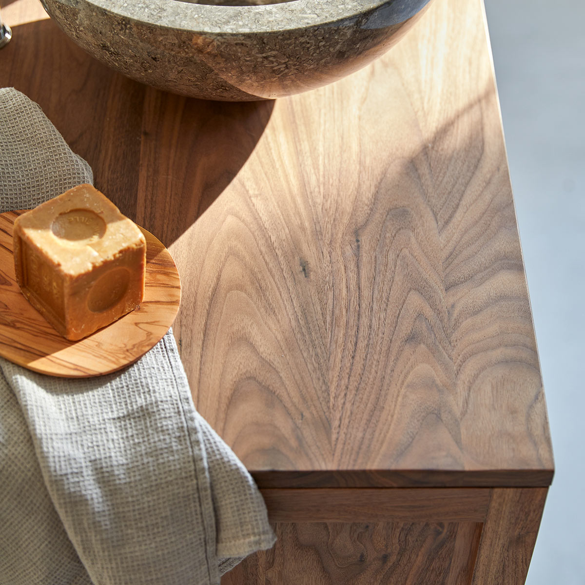 Read more about the article Focus on walnut: <br>our bathroom collections